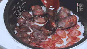 關上蓋子繼續燜煮20分鐘淋上醬汁。