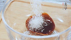 合上蓋子，啟動電源煮飯。期間混合好調味汁。