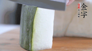 冬瓜去瓤去皮，切小塊。