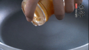 植物油入鍋，翻炒冬瓜。