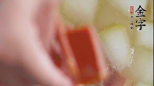 當冬瓜略透明時，加火腿加水，大火燉開后，再煮15分鐘。