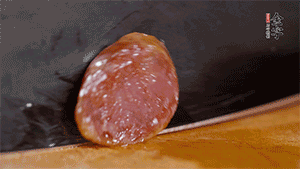 金字火腿肉香腸上鍋蒸15分鐘，切片備用。