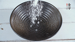 面粉加適量清水，攪拌成糊狀。