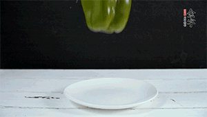 雞蛋打散，加青椒粒、蔥花攪拌。