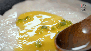 將雞蛋液鋪到面餅上，放上香腸。