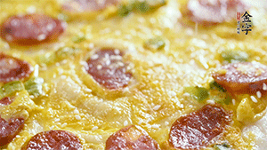 撒上一些芝麻，準備一些番茄醬，一份早餐就做好了。