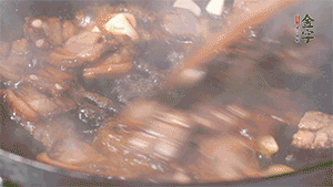 熱油下鍋，爆香蒜片。放入醬肉翻炒片刻后,下豌豆尖均勻翻炒。