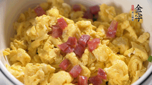 將香腸、韭菜、雞蛋攪拌均勻，可適當(dāng)加玉米油、十三香、味精調(diào)味。