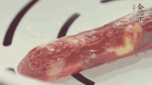 香腸蒸至半熟切片，筍切丁備用。