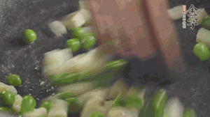 鍋中油7成熱時，入青豆、筍丁翻炒，然后加糯米飯加鹽均勻翻炒。