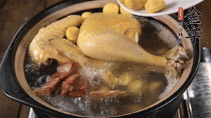 出國(guó)前加少許鹽，撒上蔥花即可。