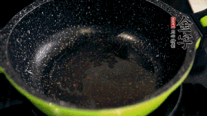 盆中放入炒好的蘿卜絲、香腸等食材，加粘米粉、澄粉，一邊倒香菇水，一遍攪拌成稀糊狀。（加入少量的澄粉可以讓蘿卜糕質地柔軟又充滿彈性，而且還可以增加成品的透明感。 ）