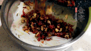 在蒸盤中鋪上油紙，鋪好食材后壓一壓，蒸箱中蒸30分鐘即可。（蒸好的蘿卜糕切成厚片，用少量油煎一下，撒點蔥花口味更好。）