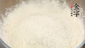 分幾次加入低筋面粉中，拌成雪花狀。