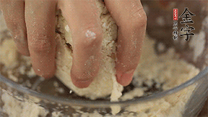 揉勻成光滑的面團(tuán)后，醒發(fā)半小時(shí)。