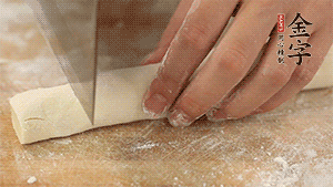 均勻切段后搓成長(zhǎng)條狀，繞到香腸上，以紅豆點(diǎn)綴眼睛。