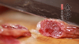 金字香腸蒸或煮至7成熟，切成片備用。