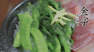 燜好的米飯開蓋，放入菜心、荷蘭豆，澆上調味汁拌勻。