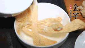 竹蓀淡鹽水泡發(fā)后，剪去菌蓋頭（封閉的一端），切成小段。生姜切片，蔥切段備用。