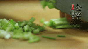 小蔥切成蔥花。