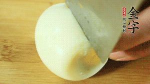 煮面條的同時把雞蛋煮好。