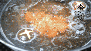 將烏冬面放入調(diào)好味的面湯中一起煮熟。（選擇烏冬面的原因，第一是因?yàn)椴锁B也能很好地做出成品，而不用擔(dān)心會(huì)糊鍋或者黏在一起；第二是因?yàn)榘咨拿鏃l，在夏天看起來更有食欲。）