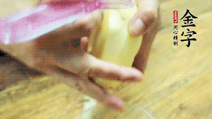 將食材洗凈，茄子、土豆切滾刀塊。