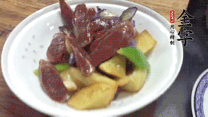 加少量生抽、鹽、糖、雞精調味，炒熟出鍋即可。