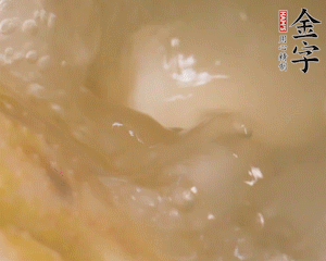 沸騰后撈出蔥結，小火燉45分鐘，加山藥再燉15分鐘。