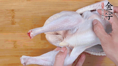 菌菇分別冷水泡發(fā)。雞處理干凈后剁成小塊，放水中浸泡半小時(shí)去血水。