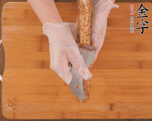 山藥去皮切滾刀塊，熱水汆燙30秒，撈出冷水浸泡。