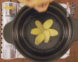 準備土砂鍋，放姜片、鴿子、火腿片、蔥結、料酒，加沒過食材多些的清水，中小火燉煮。