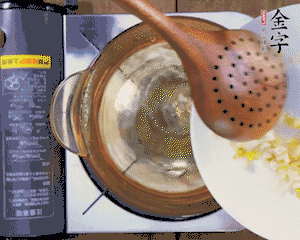 春筍丁焯水，1分鐘后加火腿丁一同汆燙1分鐘。