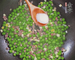 加水、料酒、鹽燒2分鐘即可。