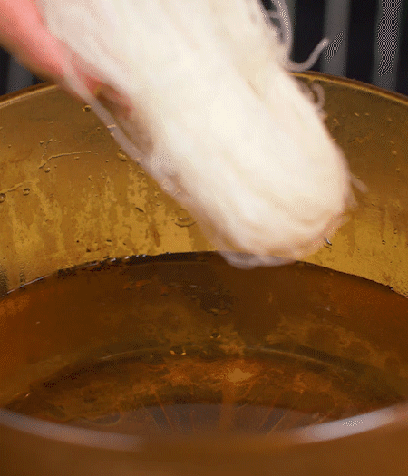 甜玉米煮熟剝粒，拌入適量沙拉醬拌勻。