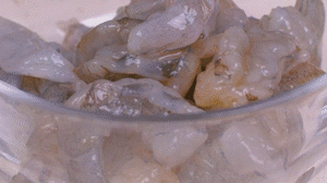 蝦去殼去蝦線，加姜絲、鹽腌制15分鐘，微煎1分鐘備用。