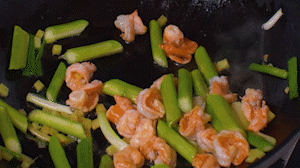 加入煎好的蝦仁，XO醬，以適量鹽、糖進行調味翻炒。