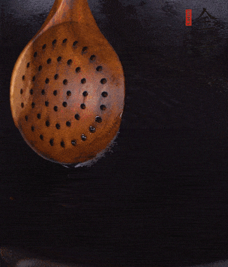 鍋中多倒些花生油，油溫達(dá)80度時，下芋頭丁炸 40 秒，直到表皮金黃，撈出待用。