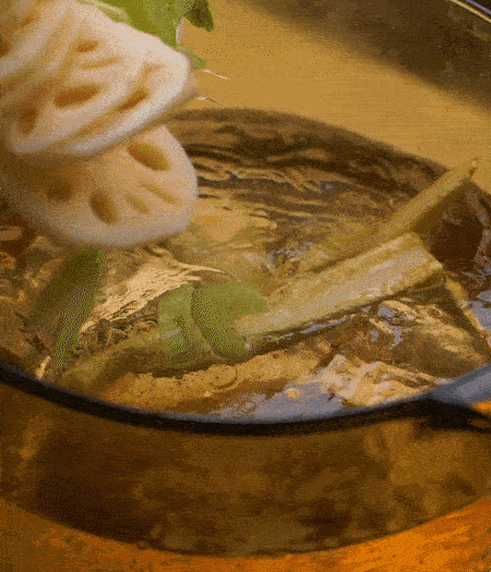 把玉米筍（對半切開）、西芹（切斜片）、蓮藕（切片），放入開水鍋內(nèi)，加點(diǎn)少許鹽、油，汆燙2分鐘。