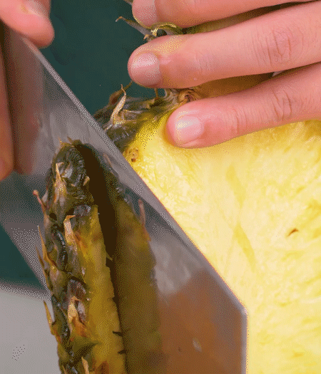 鳳梨去皮把果肉切塊，醬肉切小塊。