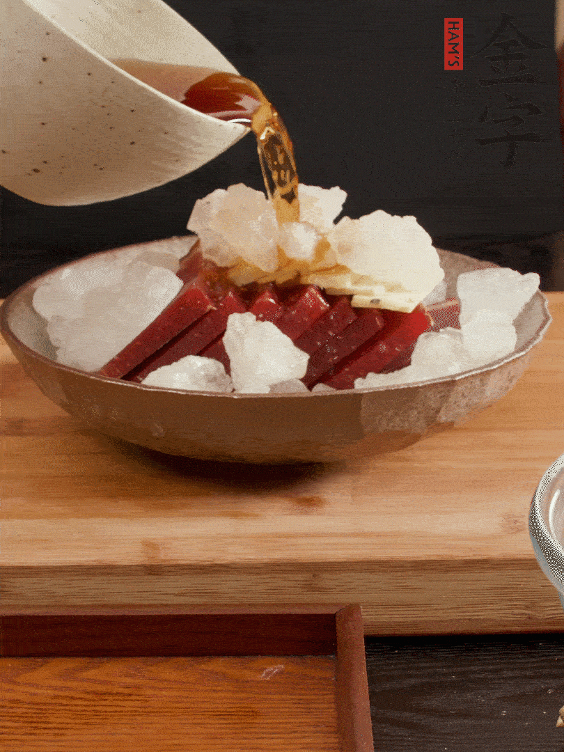 加姜片、冰糖、黃酒、水，蒸60分鐘，將火腿的咸逼出來。