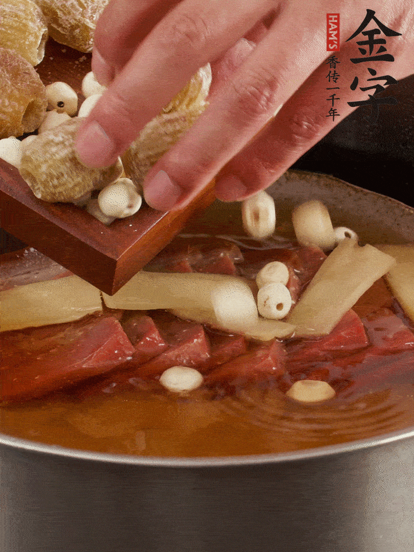 待冰糖融化后，放入蜜棗、蓮子同蒸25分鐘左右。