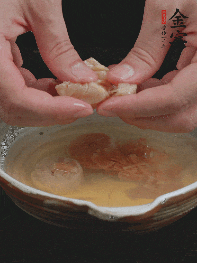 元貝溫水泡發，拆成細絲。