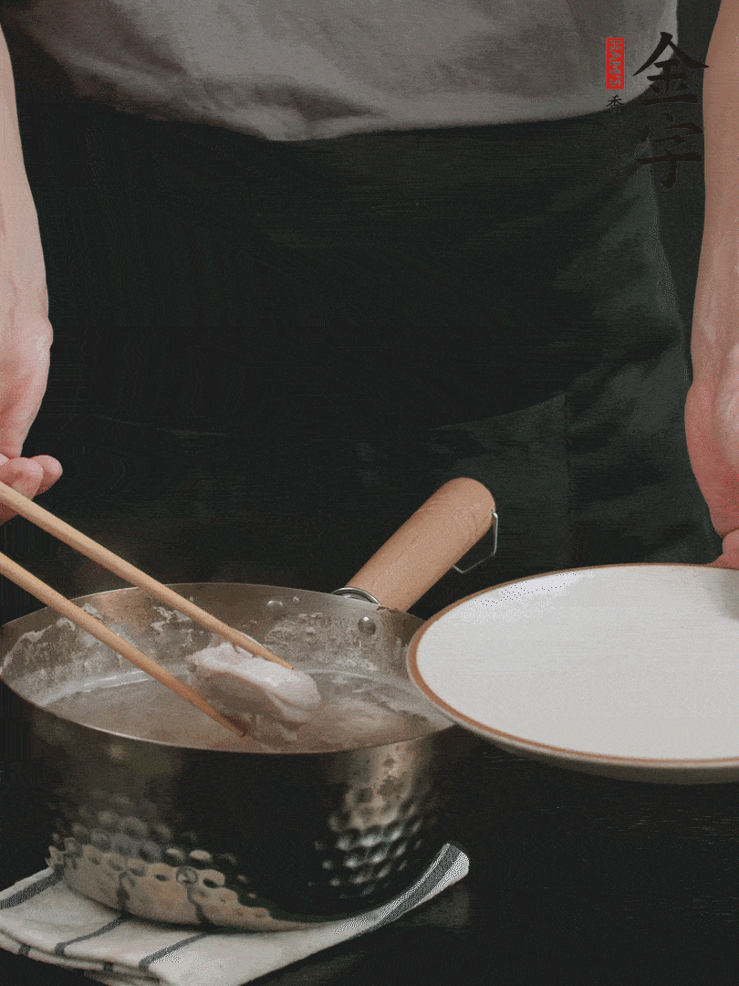 雞塊冷水下鍋，加姜片、料酒焯水，撈出洗凈備用。