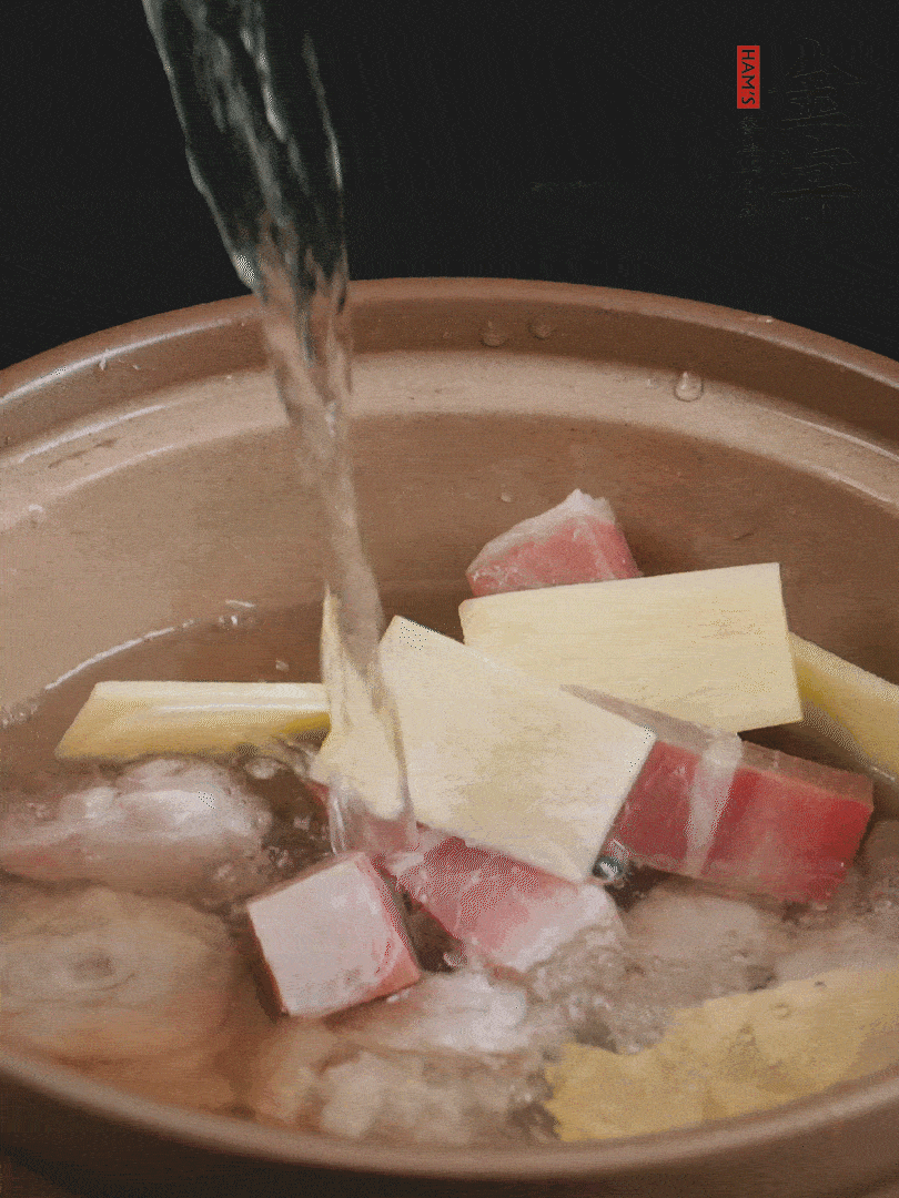 雞塊、火腿、姜片加適量料酒、清水燉80分鐘。