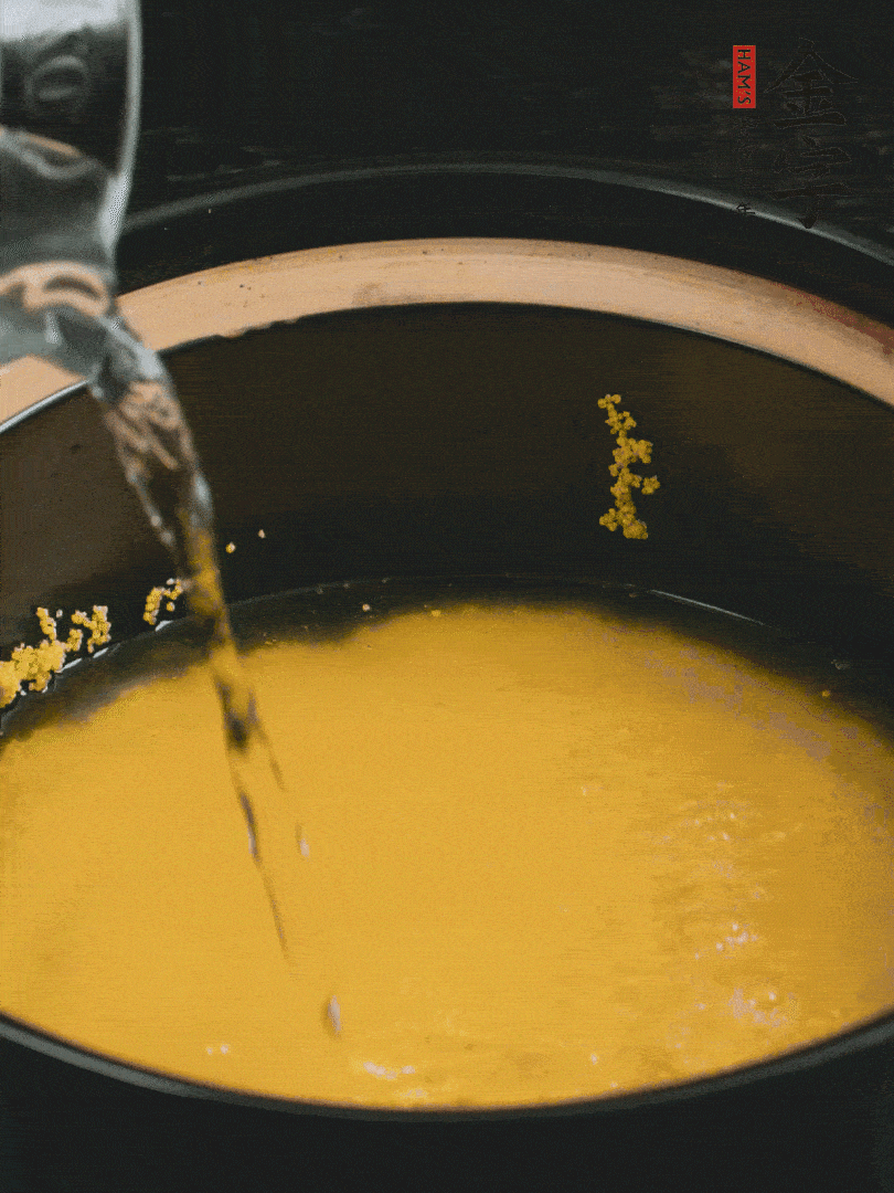 小米洗凈后，加水小火煲1個小時。