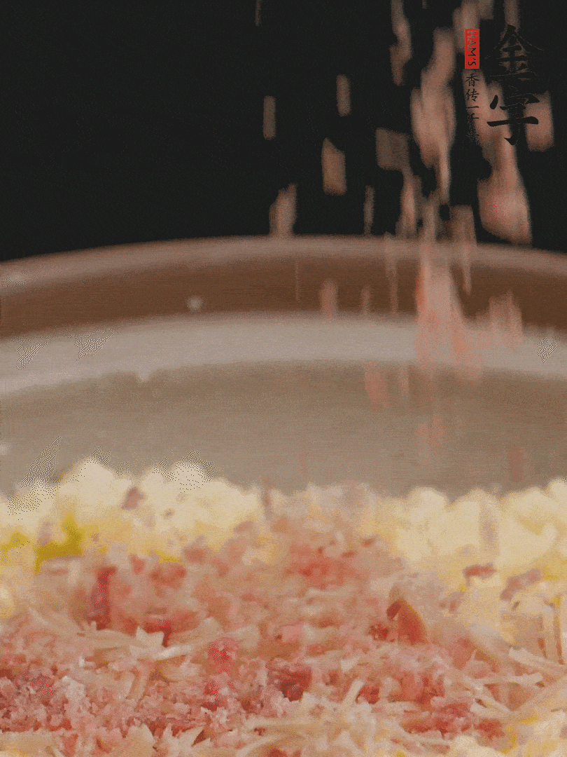 加雞湯沒過，放干貝絲、火腿末、小海參。