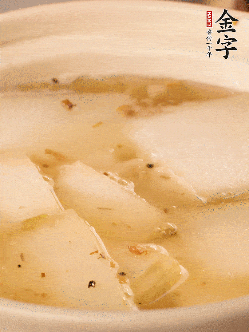 加入適量清水，再放咸肉，淋點(diǎn)黃酒添味。