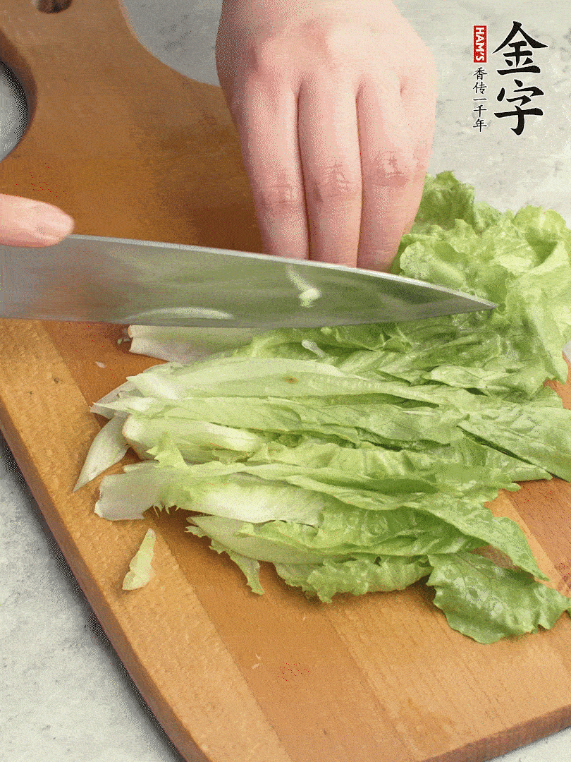 胡蘿卜、生菜、黃瓜切絲。