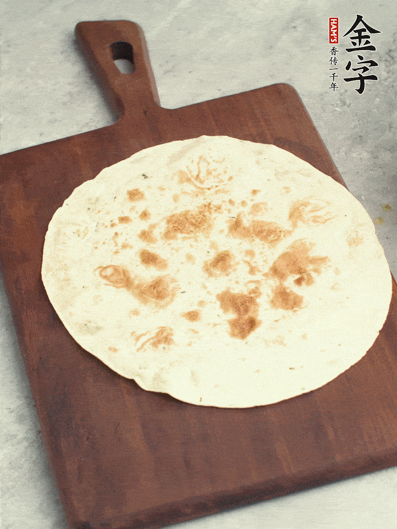 食材依次鋪在卷餅皮上，卷起來。